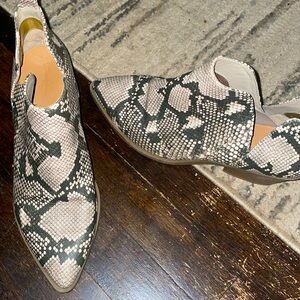 Universal thread low cut snake boots, like new, size 8 in a half